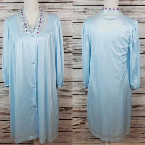 Movie Star Small Vinatge Blue Embroidered Nylon 2-Pc Matching Robe and Gown Set - Picture 2 of 12